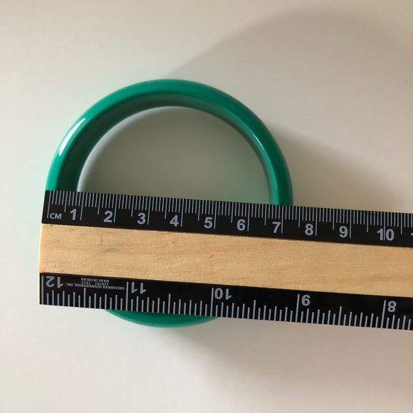 Vintage Lucite Acrylic Green Bangle Bracelet - Picture 5 of 5